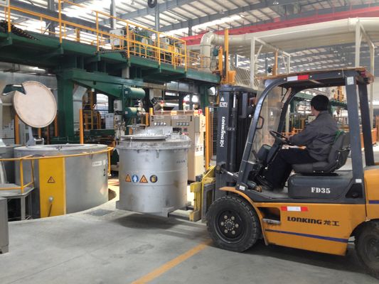 Transférez efficacement de l'aluminium fondu avec des cuillers de transfert d'aluminium fondu et une surface lisse Commandez maintenant