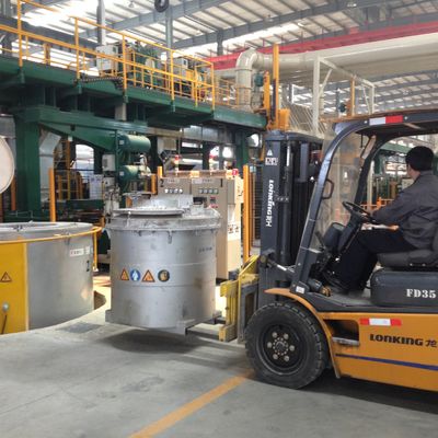 Transférez efficacement de l'aluminium fondu avec des cuillers de transfert d'aluminium fondu et une surface lisse Commandez maintenant