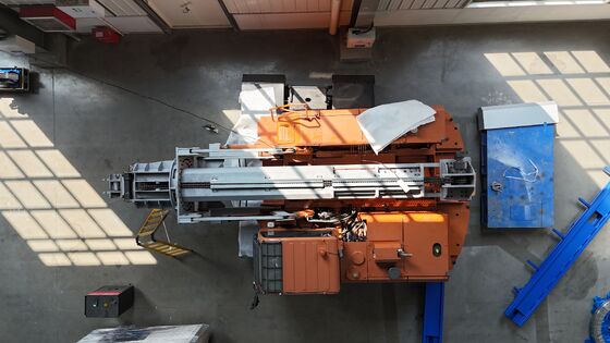 Unité mobile d'élimination des boues avec conduite entièrement électrique et nettoyage à grande vitesse du four équipée d'un faisceau télescopique hydraulique