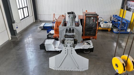 Unité mobile d'élimination des boues avec conduite entièrement électrique et nettoyage à grande vitesse du four équipée d'un faisceau télescopique hydraulique