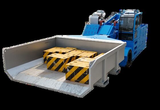 Véhicule de chargement de four avec conteneurs de ferraille interchangeables, levage vertical et bras télescopique pour un chargement efficace